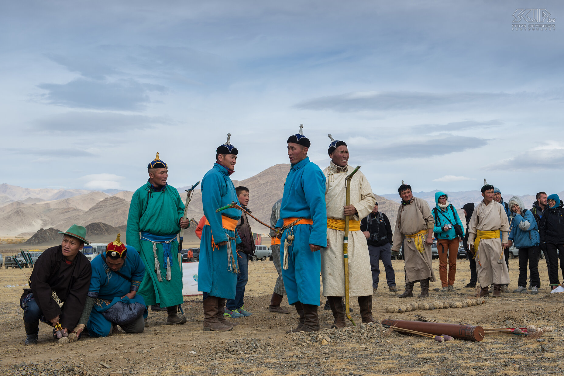 Ulgii - Golden Eagle Festival - Boogschutters Er werden ook enkele soorten boogschietwedstrijden georganiseerd. Dit waren vooral mensen van de Uriankhai stam, die ook verwant zijn met de Kazakken en Tuvans. Bij de eerste boogschietwedstrijd was het de bedoeling om de kleine lederen ballen te raken met pijlen uitgerust met stompe uiteinden. Stefan Cruysberghs